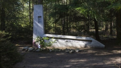 Schoolvrienden toverden neergestorte bommenwerper om tot oorlogsmonument