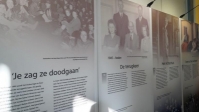 Gedetineerden leiden bezoekers rond tijdens tentoonstelling over Anne Frank