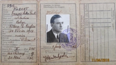 Wie hielp sergeant Robertson nadat zijn bommenwerper was neergehaald?